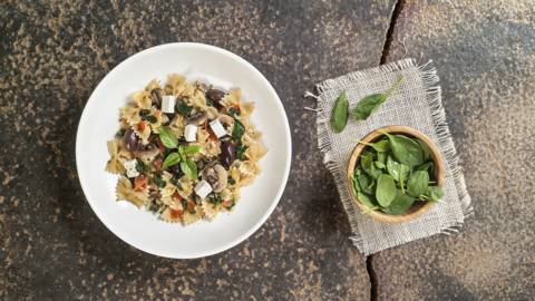 Farfalle with spinach, feta cheese and mushrooms