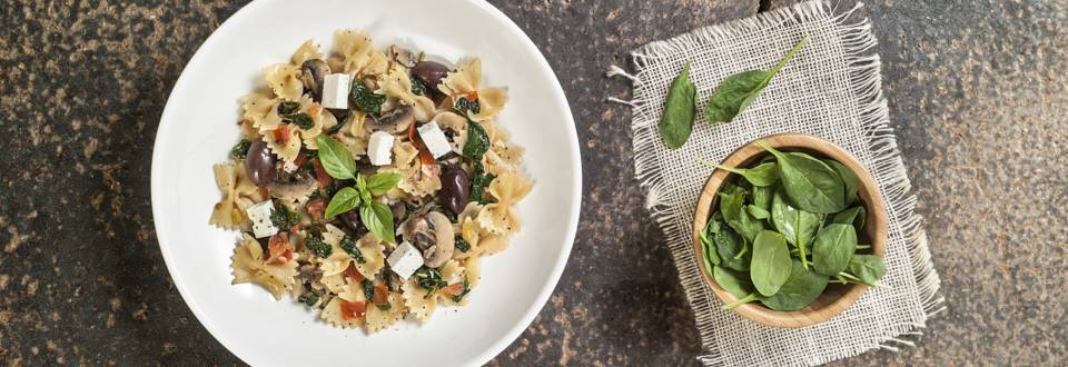 Farfalle with spinach, feta cheese and mushrooms